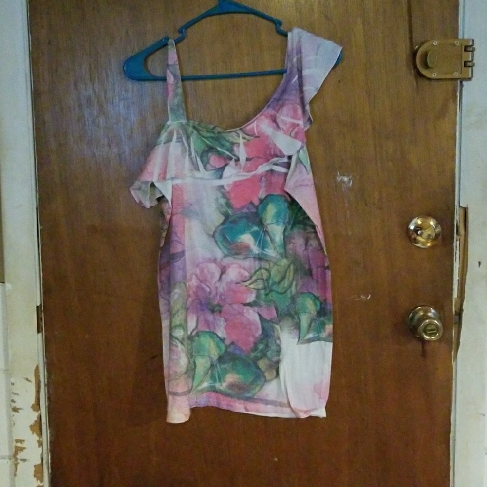 One shoulder shirt